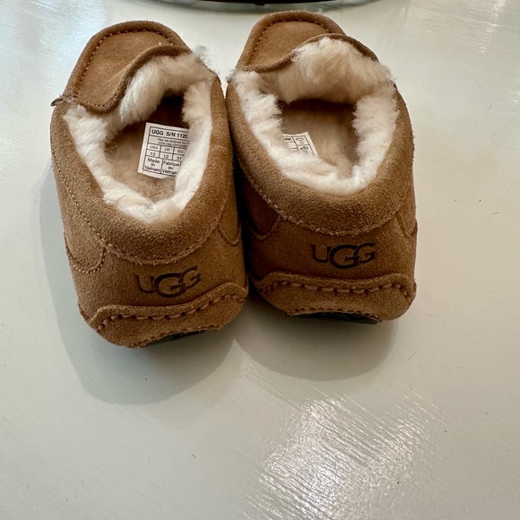 UGG children’s Ascot Slippers - Picture 3 of 5